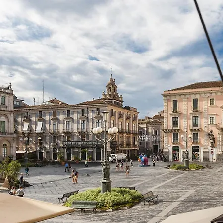 La Di Piazza Dell'universita Catane